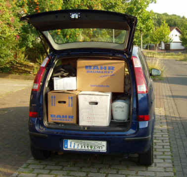 Opel Meriva vollgepackt mit Umzugskartons. Opel Meriva vollgepackt mit Umzugskartons.