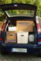 Opel Meriva vollgepackt mit Umzugskartons. 