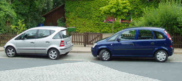 Seitenansicht von Mercedes A-Klasse und Opel Meriva. Seitenansicht von Mercedes A-Klasse und Opel Meriva.