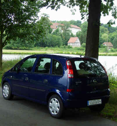 Opel Meriva unter Bäumen. Opel Meriva unter Bäumen.