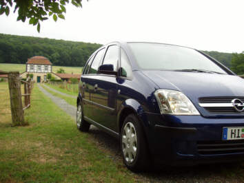 Opel Meriva auf Nebenstraßen im Osten. 