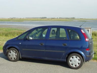 Opel Meriva mit montierten Schmutzfängern. Opel Meriva mit montierten Schmutzfängern.