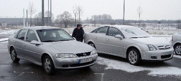 Alter und neuer Opel Vectra nebeneinander. 