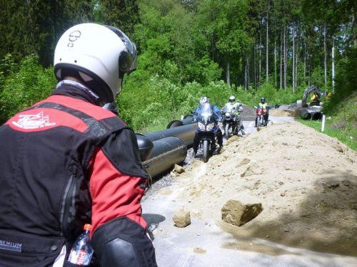 Über Stock und Stein. Baustellendurchfahrt.