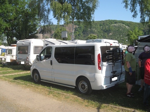 Vivaro und Wohnwagen auf dem Campingplatz. Vivaro auf dem Campingplatz.
