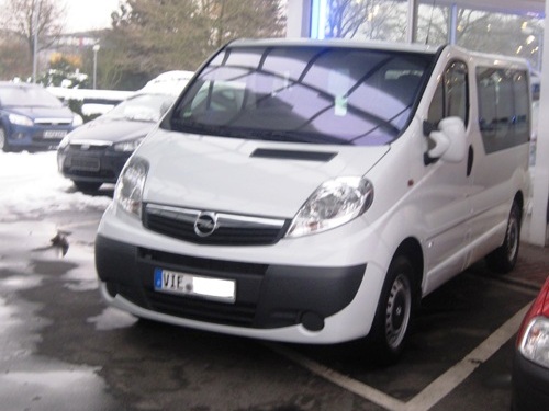 Unser Vivaro vor dem Autohaus Dresen in Kaarst. 