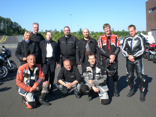Gruppe Biker vor dem Training. Truppe beim Perfektionstraining 1.