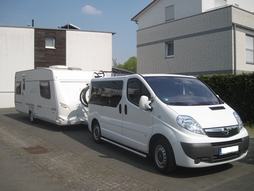 Wohnwagen und Vivaro bereit für Urlaub. Urlaubsgespann.