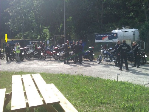 Rast auf einer kleinen Tankstelle. Kurze Pause.
