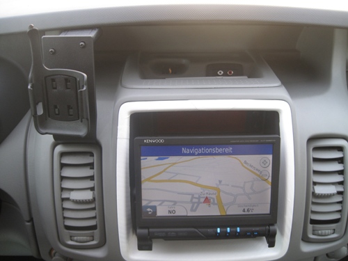 Modifizierte Blende und Zubehörradio. Radioblende und Monitor.