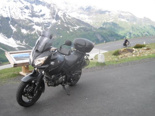 Suzuki V-Strom auf dem Großglockner. 