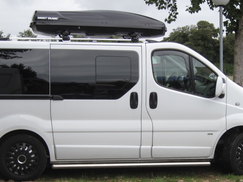 Thule Relingträger mit Mont Blanc Dachbox auf Vivaro . Dachbox.
