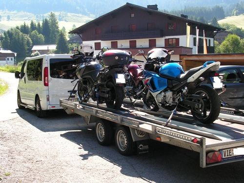 Vivaro mit angehängtem Motorradanhänger. Vivaro mit Motorradanhänger.
