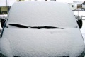Schneebedeckte Front des Vivaro. 