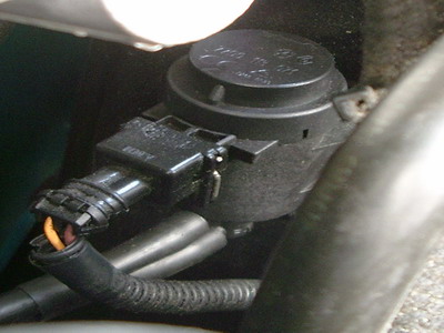 Wenn der Stecker abgezogen wird, läuft das Notprogramm und das Auto bis 80 km/h. Unterdruckventil.