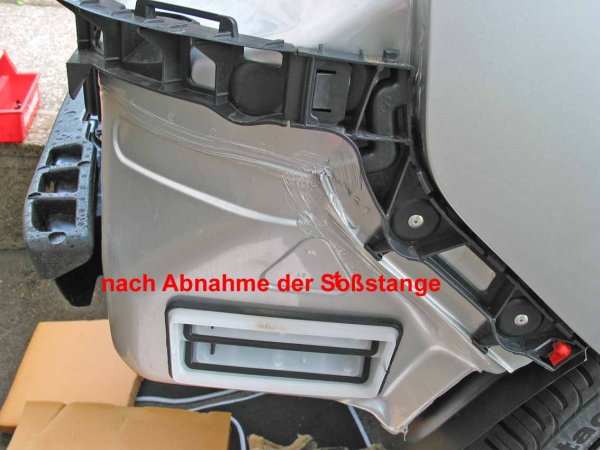 Nach Abnahme der Stoßstange. Nach Abnahme der Stoßstange.