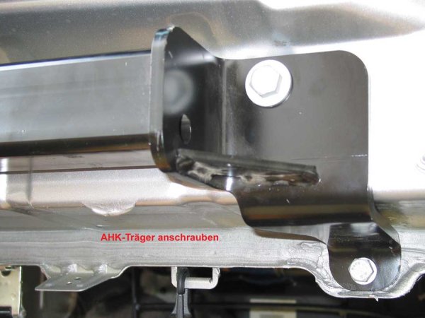 AHK-Träger anschrauben. AHK-Träger anschrauben.