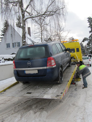 Der Weg zur Opel-Werkstatt erfolgt auf dem Abschleppwagen. 