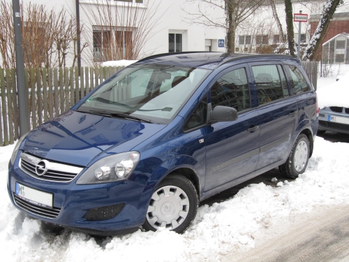 Der neue Zafira in Ultrablau Mineraleffekt-Lackierung. Seitenansicht von links. 