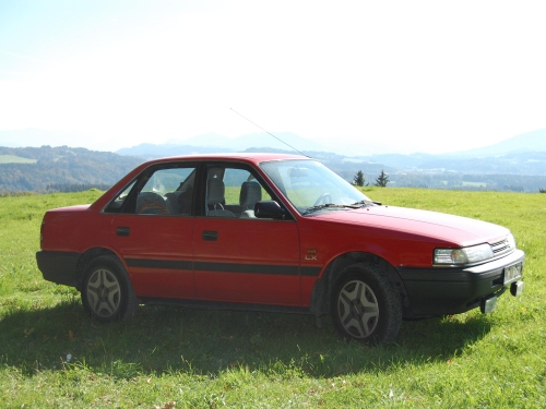 Der Youngtimer Mazda 626 war zum Zeitpunkt des Kaufs schon mehr als 20 Jahre alt. Er hat uns etwas mehr als ein Jahr zuverlässig begleitet und wurde dann im Rahmen der Abwrackprämie gegen den Zafira eingetauscht. Mein bisheriger Wagen.