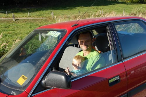 Philipp und Aaron Jacobsohn im Mazda 626. 