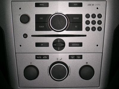 Mittelkonsole mit den Bedienelementen für Infotainment und Klima. Mittelkonsole mit den Bedienelementen für Infotainment und Klima.
