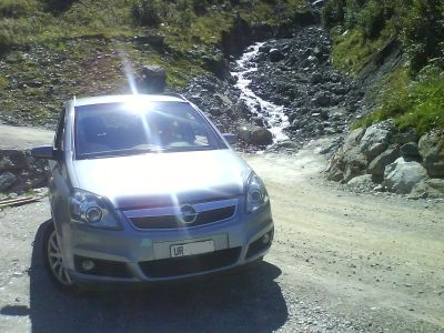 Der Zafira inmitten der prachtvollen Bergwelt. Der Zafira inmitten der prachtvollen Bergwelt.