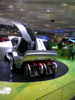 Stauraum und die zwei elektrischen Personentransporter. Stauraum und die zwei elektrischen Personentransporter.
