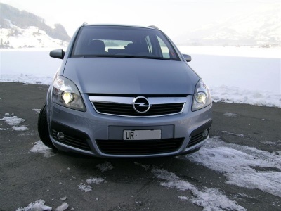 Frontansicht des Opel Zafira mit den Bi-Xenon-Scheinwerfer. 