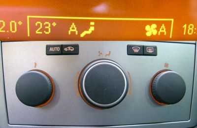 Anzeige im Graphic Info Display (GID), Unten: Bedienelemente der Klima. Anzeige im Graphic Info Display (GID), Unten: Bedienelemente der Klima.
