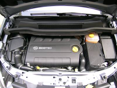 Motorraum geöffnet. Motorraum geöffnet.