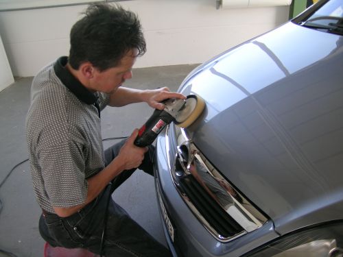 Mit der Poliermaschine und sanftem Druck an der Arbeit. Mit der Poliermaschine und sanftem Druck an der Arbeit.