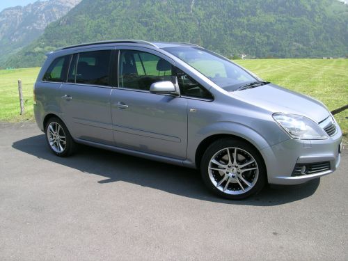 Die Felgen werten den Wagen optisch auf. Die Felgen werten den Wagen optisch auf.