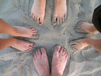 Acht Füsse im Sand. 