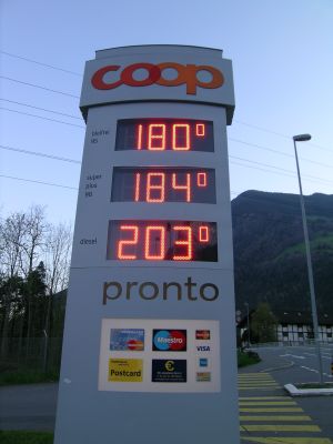 Preistafel einer COOP-Tankstelle. Preistafel einer COOP-Tankstelle.