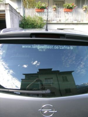Langzeittest-Schriftzug an der Heckscheibe angebracht. Die neue Heckansicht! Werbung für meinen Langzeittest.