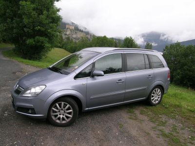 Erinnerungsfoto vom Urlaub. Im Hintergrund die Burg Laudegg (Ladis). 