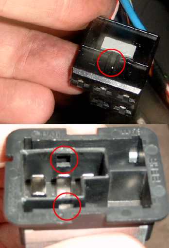Stecker mit Widerhaken vom Widerstand lösen. Stecker mit Widerhaken vom Widerstand lösen.