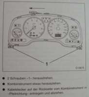 Auszug aus dem Reparaturhandbuch zum Ausbau des Kombiinstruments. 