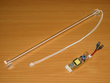 Die eigentliche CCFL-Röhre und die schon vorbereitete Elektronik. Die eigentliche CCFL-Röhre und die schon vorbereitete Elektronik.