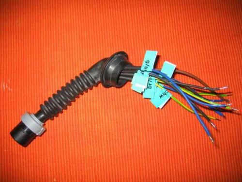 Stecker mit angelöteten Kabelstücken und Gummischutz. Stecker mit Kabelstücken.