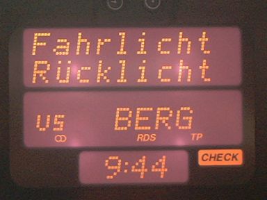 Anzeige des Check-Control-Systems: Fahrlicht Rücklicht. 