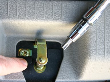 Die beiden Torxschrauben sind unter der Gummiabdeckung versteckt. Nach dem Lösen lässt sich die Falle leicht verschieben. Die beiden Torxschrauben sind unter der Gummiabdeckung versteckt. Nach dem Lösen lässt sich die Falle leicht verschieben.