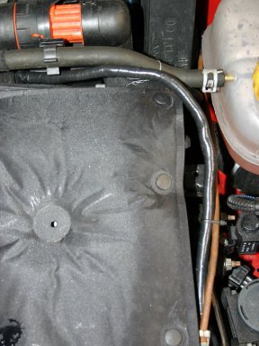 Das Massekabel an der Batterie wurde mit schwarzem Klebeband zusätzlich isoliert. Das Massekabel an der Batterie wurde mit schwarzem Klebeband zusätzlich isoliert.