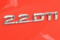 Motorbezeichnung des 2.2 DTI auf der Heckklappe. 