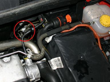 Blick in die Fahrerseite des Motorraums beim 2.2 DTI. Die interessante Bereich ist rot markiert. Blick in die Fahrerseite des Motorraums beim 2.2 DTI. Die interessante Bereich ist rot markiert.