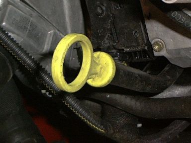 Der Ölmessstab im Opel Zafira. Der Ölmessstab im Opel Zafira.