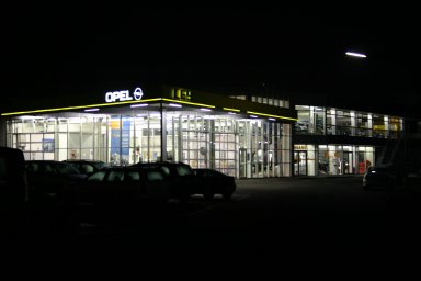Hell erleuchtetes Gebäude des Opel-Vertragshändlers Ley in Bergneustadt. Hell erleuchtetes Gebäude des Opel-Vertragshändlers Ley in Bergneustadt.