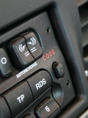 Teilaufnahme des Radio CCR-500 im Einbauschacht des Opel Zafira. Teilaufnahme des Radio CCR-500 im Einbauschacht des Opel Zafira.