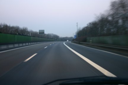 Leere Autobahn A4 Richtung Köln zwischen der Anschlußstelle Refrath und dem Autobahnkreuz Merheim am Rosenmontag um viertel vor acht morgens. Leere Autobahn A4 Richtung Köln zwischen der Anschlußstelle Refrath und dem Autobahnkreuz Merheim am Rosenmontag um viertel vor acht morgens.